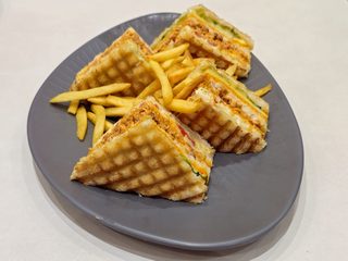 Tabakta ızgara tost üçgenleri ve patates kızartması
