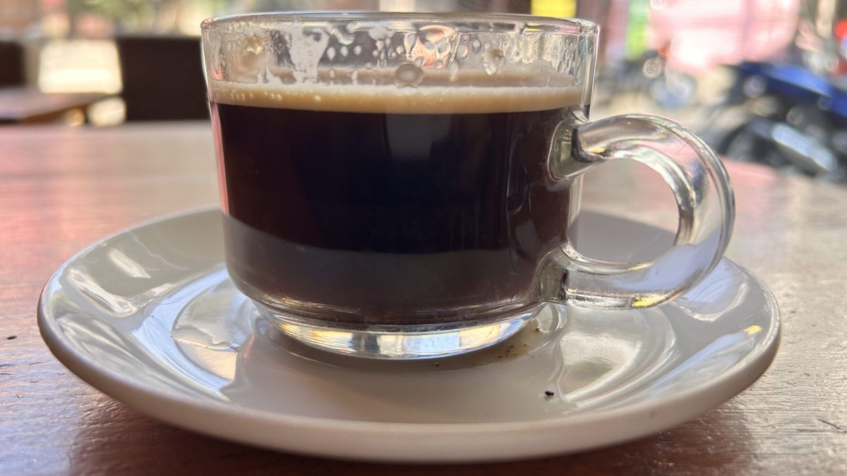 Cam fincanda taze demlenmiş kahve