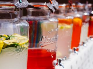 Renkli meyveli limonata sebilleri